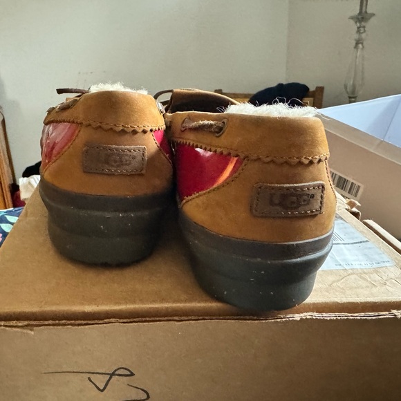 Women’s Ugg brute red rain shoes - Picture 2 of 6